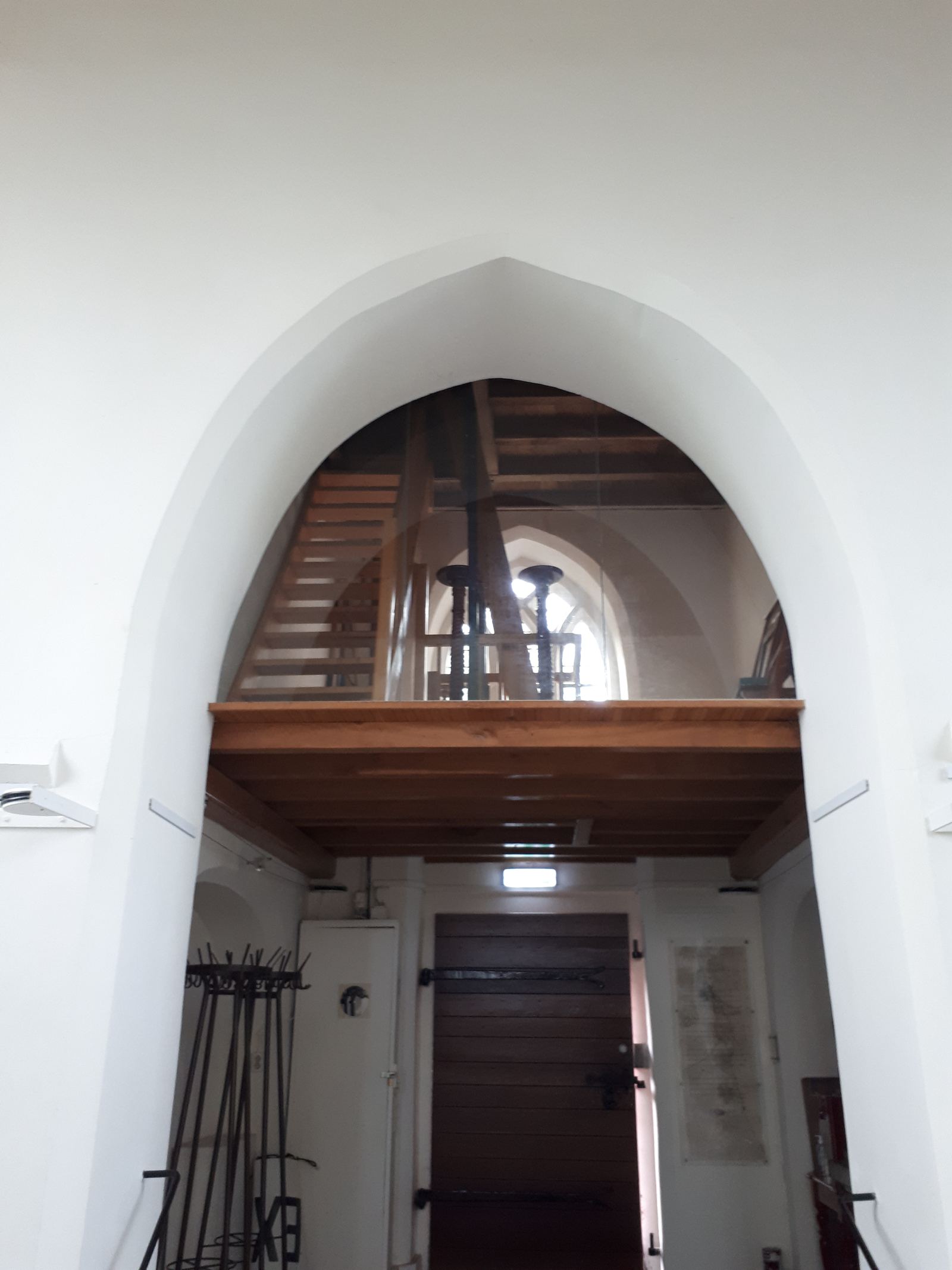 Doorkijk naar de toren vanuit het witgepleisterde interieur