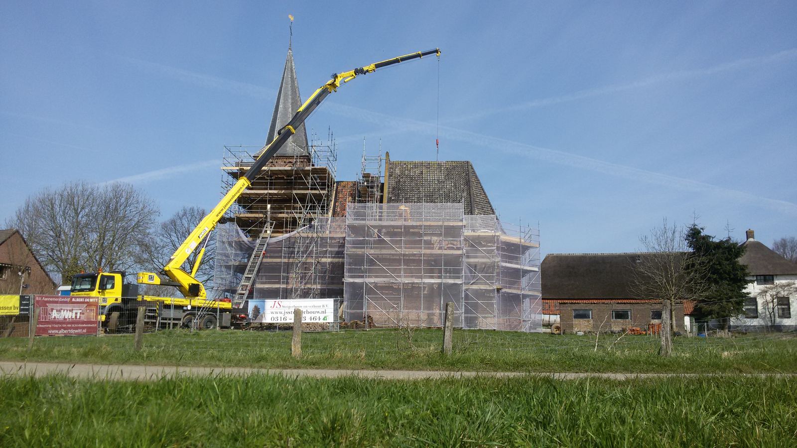 Restauratiewerk aan de gevel van het kerkje