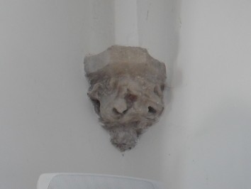 Close-up van een metselteken in de muur van het kerkje